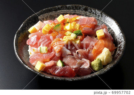 鮪やサーモン、きゅうりやとびこなどが入った海鮮丼(黒背景) 鮪やサーモン、きゅうりやとびこなどが入った海鮮丼(黒背景) 69957702