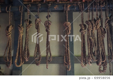 吊り下げられた、たくさんのロープ/A lot of ropes hang from ceilingの写真素材 [69958056] - PIXTA
