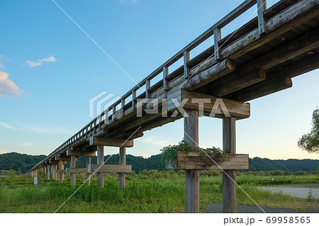 下から見上げる世界一長い木造歩道～橋蓬莱橋 69958565