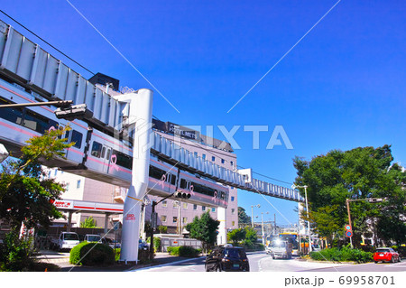 秋晴れの神奈川県大船の街並み。モノレールが走る大船駅東口の風景 秋晴れの神奈川県大船の街並み。モノレールが走る大船駅東口の風景 69958701
