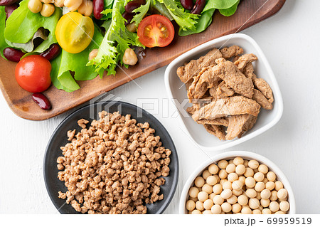 大豆ミート（フィレタイプとミンチタイプ）と生野菜 69959519