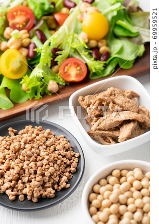 大豆ミート(フィレタイプとミンチタイプ)と生野菜 大豆ミート(フィレタイプとミンチタイプ)と生野菜 69959521