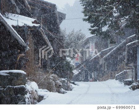 冬の幻想的な風景　雪の馬籠宿 69960071