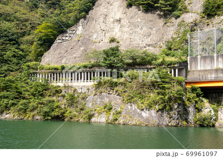 初秋の庄川峡と遊覧船 69961097