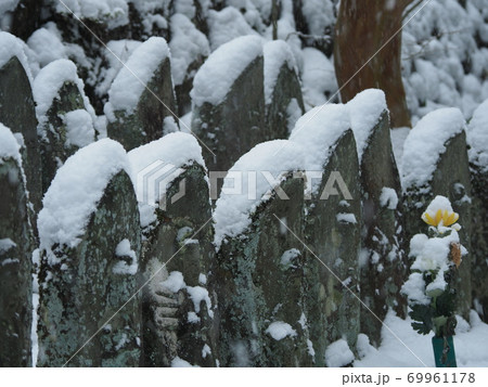 寒そうな風景 雪の積もったお地蔵様 寒そうな風景 雪の積もったお地蔵様 69961178
