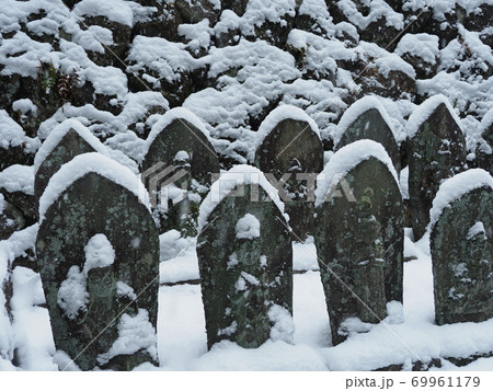 寒そうな風景　雪の積もったお地蔵様 69961179