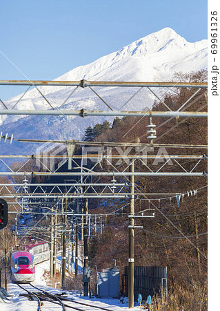 冬の秋田駒ケ岳と秋田新幹線こまち　秋田県仙北市 69961326