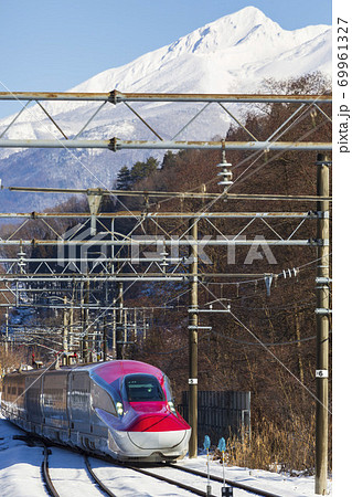 冬の秋田駒ケ岳と秋田新幹線こまち　秋田県仙北市 69961327