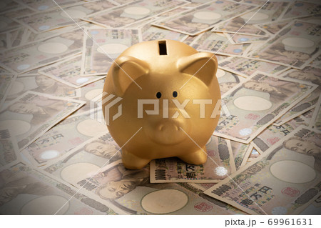 お金一万円札と金の貯金箱のイメージ お金一万円札と金の貯金箱のイメージ 69961631