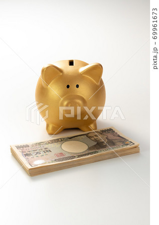 一万円札と金の貯金箱 お金のイメージ 一万円札と金の貯金箱 お金のイメージ 69961673