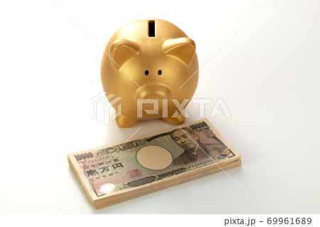 一万円札と金の貯金箱 お金のイメージ 一万円札と金の貯金箱 お金のイメージ 69961689