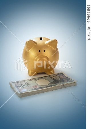 一万円札と金の貯金箱 お金のイメージ 一万円札と金の貯金箱 お金のイメージ 69961691