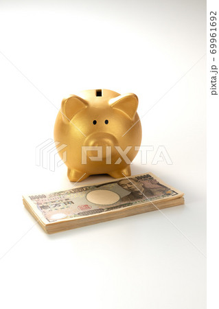 一万円札と金の貯金箱 お金のイメージ 一万円札と金の貯金箱 お金のイメージ 69961692