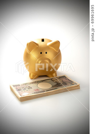 一万円札と金の貯金箱　お金のイメージ 69961695