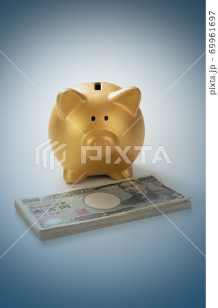一万円札と金の貯金箱 お金のイメージ 一万円札と金の貯金箱 お金のイメージ 69961697