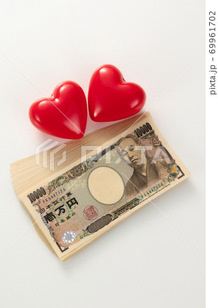 一万円札とハートのイメージ写真 69961702