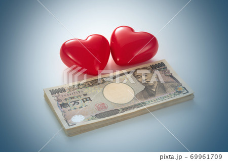 一万円札とハートのイメージ写真 一万円札とハートのイメージ写真 69961709