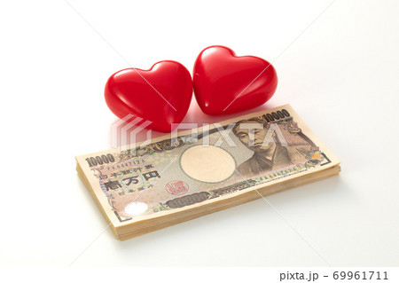 一万円札とハートのイメージ写真 一万円札とハートのイメージ写真 69961711