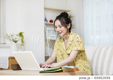 若い女性　テレワーク　リモートワーク　オンライン会議　オンライン授業 69962698