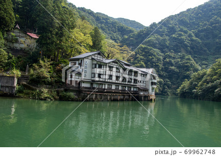 初秋の庄川峡と遊覧船 69962748