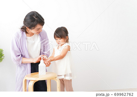 フェイスシールドをして話す若い女性 69962762