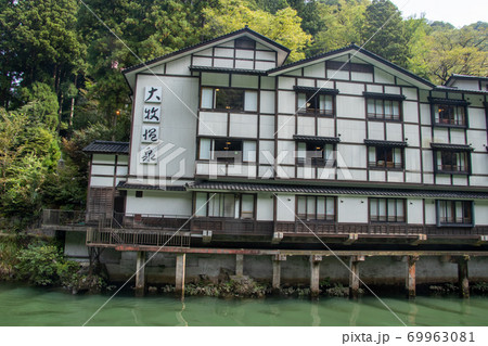 初秋の庄川峡と遊覧船 69963081