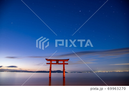滋賀県高島市 夜明けの白髭神社 湖上の大鳥居 滋賀県高島市 夜明けの白髭神社 湖上の大鳥居 69963270