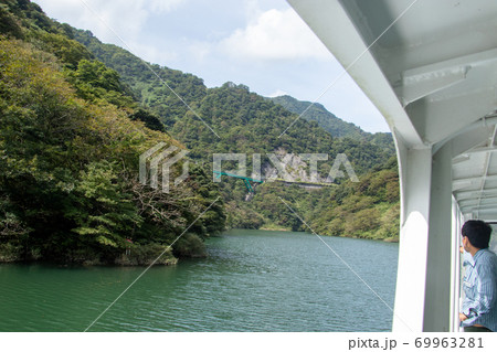 初秋の庄川峡と遊覧船 初秋の庄川峡と遊覧船 69963281