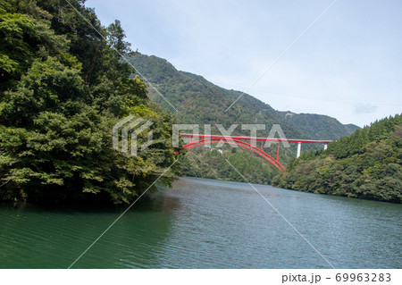 初秋の庄川峡と遊覧船 初秋の庄川峡と遊覧船 69963283
