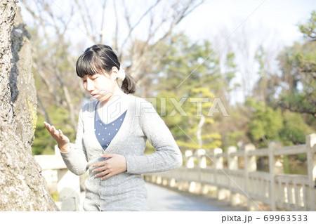 公園の橋の上立つ女性 69963533