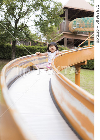 大分農業文化公園の遊具で遊ぶ子ども 大分農業文化公園の遊具で遊ぶ子ども 69963651