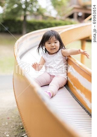 大分農業文化公園の遊具で遊ぶ子ども 大分農業文化公園の遊具で遊ぶ子ども 69963654