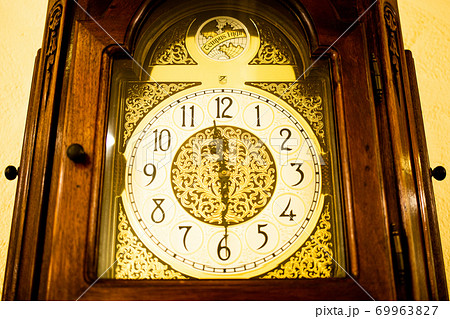 洋館に置かれたアンティークの柱時計の写真素材