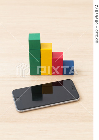 スマホとグラフ スマホとグラフ 69963872