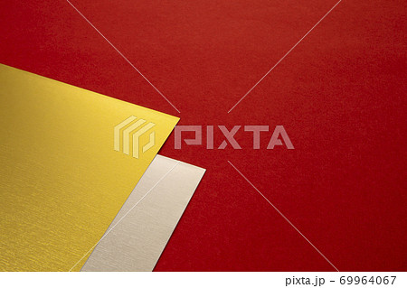 金色と銀色と赤色のテクスチャー背景 金色と銀色と赤色のテクスチャー背景 69964067