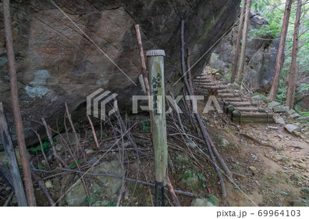 行者山の大日岩（剣尾山・横尾山） 69964103