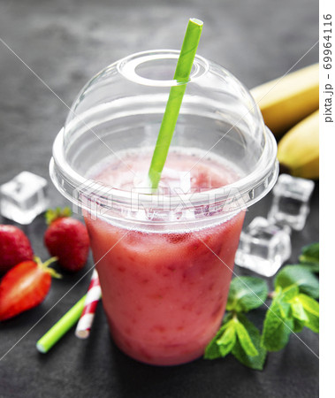 Refreshing summer drink with strawberry 69964116