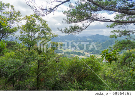 横尾山〜トンビカラの登山道から見た景色(剣尾山・横尾山) 横尾山〜トンビカラの登山道から見た景色(剣尾山・横尾山) 69964265