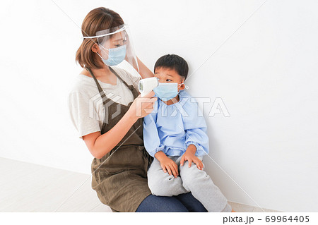 園児の検温をする保育士 69964405