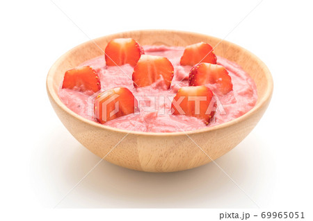 strawberry smoothies bowl 69965051