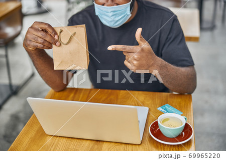 Enjoying easy online shopping during the quarantine 69965220
