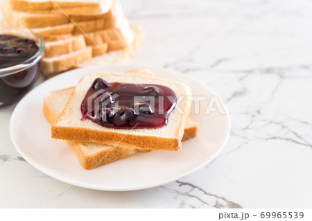 bread with blueberry jam 69965539