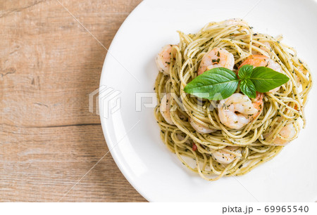 pasta spaghetti with pesto green and shrimps 69965540