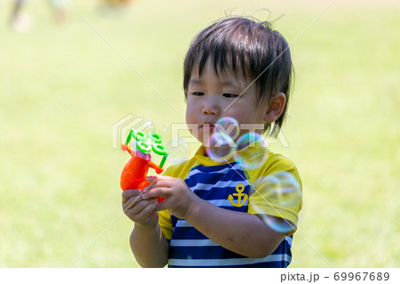夏休みの一コマ　水遊び 69967689