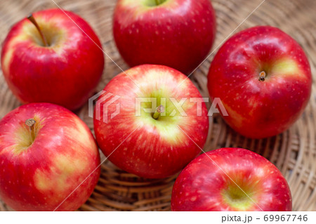 Fresh apples in a basket 69967746