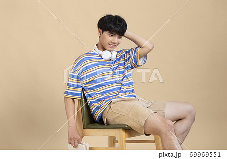 男性　ライフスタイル　リラックス 69969551