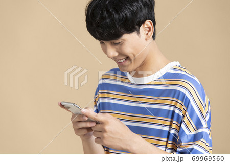 男性　ライフスタイル　リラックス 69969560