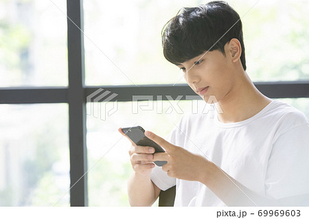 男性　ライフスタイル　リラックス 69969603