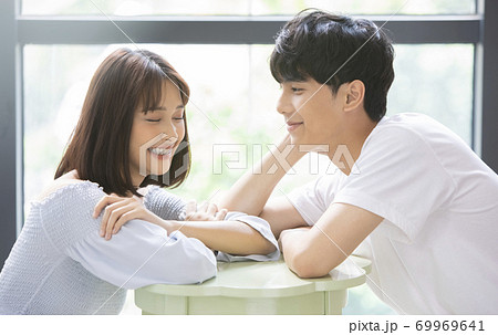 カップル ポートレート カップル ポートレート 69969641