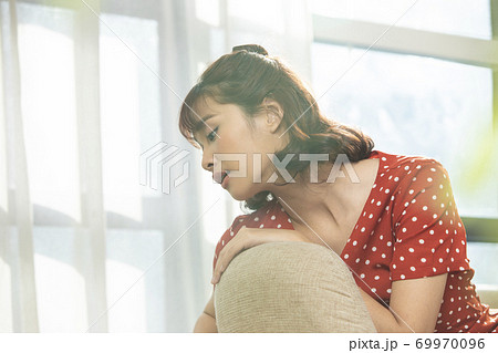 女性　ビューティー　ポートレート 69970096